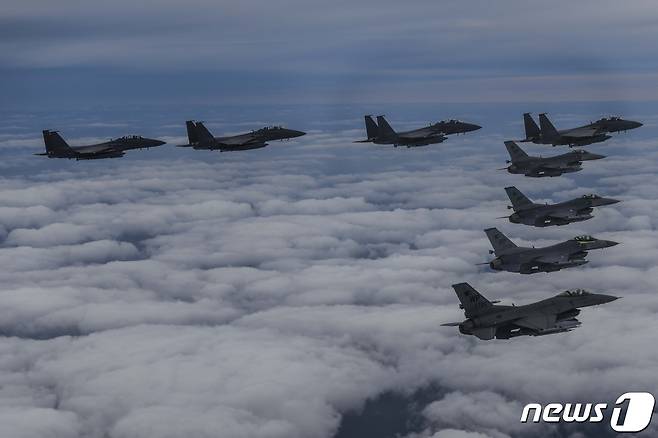 한미 공군 공격편대군 비행. (합동참모본부 제공) 2022.10.4/뉴스1 ⓒ News1 민경석 기자