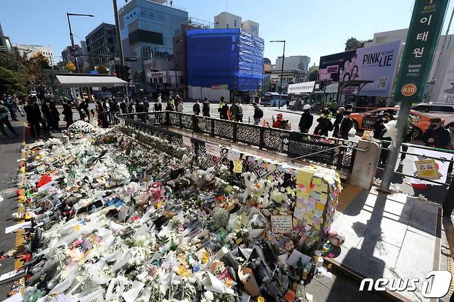 2일 오전 서울 용산구 이태원 참사현장 앞에 마련된 추모공간을 찾은 많은 시민들이 추모를 하고 있다. 2022.11.2/뉴스1 ⓒ News1 박세연 기자