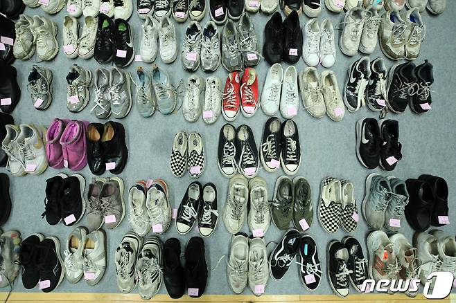 2일 서울 용산구 원효로다목적체육관에 마련된 이태원 참사 유실물 보관소에 피해자들이 잃어버린 유실물이 놓여 있다. 2022.11.2/뉴스1 ⓒ News1 구윤성 기자