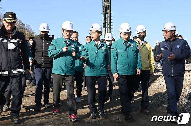 2일 이창양 산업통상자원부장관과 이정식 고용노동부장관이 봉화 금호광산 매몰 사고 현장을 방문해 이철우 도지사, 박현국 봉화군수와 함께 광산 고립사고 구조상황을 보고받고 구조 현장을 점검했다. ⓒ News1 김대벽 기자