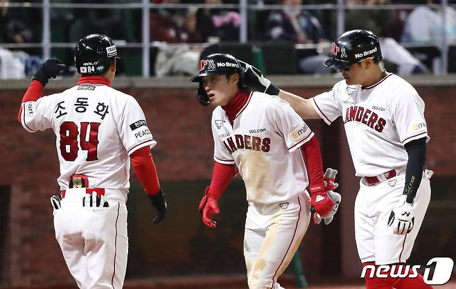 2일 오후 인천시 미추홀구 SSG 랜더스필드에서 열린 프로야구 '2022 신한은행 SOL KBO 포스트시즌' 한국시리즈 2차전 키움 히어로즈와 SSG 랜더스의 경기 5회말 1사 1루 상황 상황 SSG 최지훈이 키움 애플러를 상대로 2점 홈런을 치고 홈으로 들어오고 있다. 2022.11.2/뉴스1 ⓒ News1 임세영 기자