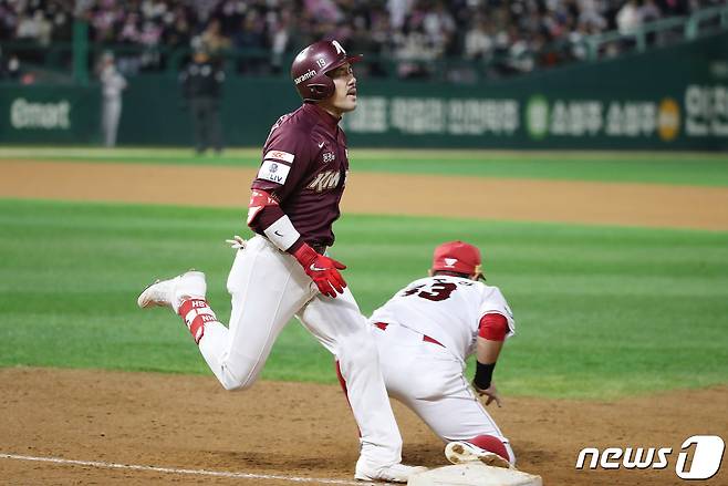 2일 오후 인천시 미추홀구 SSG 랜더스필드에서 열린 프로야구 '2022 신한은행 SOL KBO 포스트시즌' 한국시리즈 2차전 키움 히어로즈와 SSG 랜더스의 경기 3회초 무사 만루 상황 키움 이용규가 병살타로 아웃되고 아쉬워하고 있다. 2022.11.2/뉴스1 ⓒ News1 임세영 기자