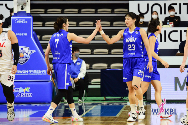 박혜진(왼쪽)과 김단비(WKBL 제공)