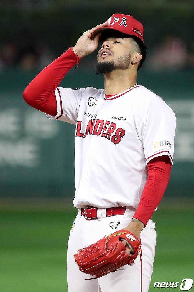 2일 오후 인천시 미추홀구 SSG 랜더스필드에서 열린 프로야구 '2022 신한은행 SOL KBO 포스트시즌' 한국시리즈 2차전 키움 히어로즈와 SSG 랜더스의 경기에서 3회초 키움 공격 SSG 선발투수 폰트가 무사 출루를 연달아 허용하자 아쉬워하고 있다. 2022.11.2/뉴스1 ⓒ News1 이승배 기자