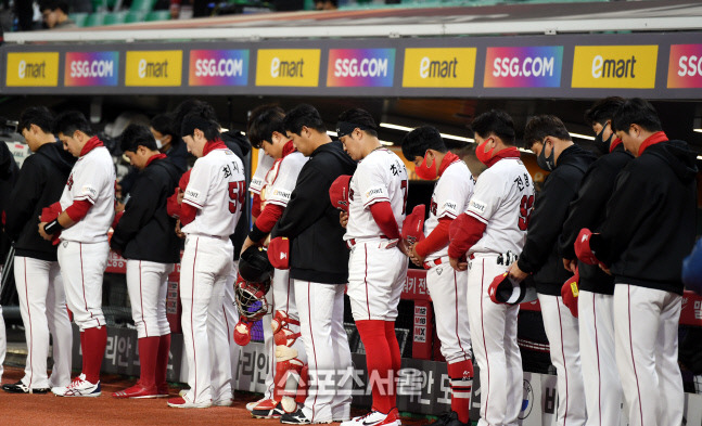 SSG 선수들과 관중들이 1일 인천SSG랜더스필드에서 열린 2022 KBO 한국시리즈 1차전 경기 전 이태원 사고 추모 묵념을 하고 있다. 문학 | 최승섭기자 thunder@sportsseoul.com