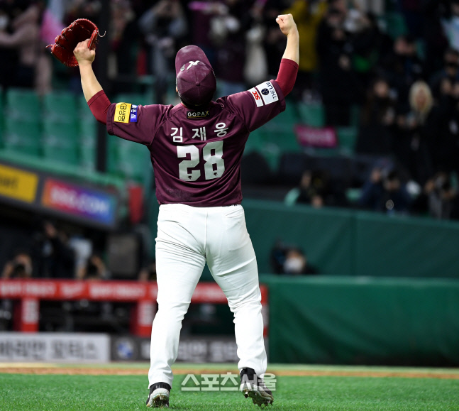 키움 마무리 투수 김재웅이 지난 1일 인천SSG랜더스필드에서 열린 2022 KBO 한국시리즈 1차전 SSG와 경기 승리 후 환호하고 있다. 문학 | 최승섭기자 thunder@sportsseoul.com