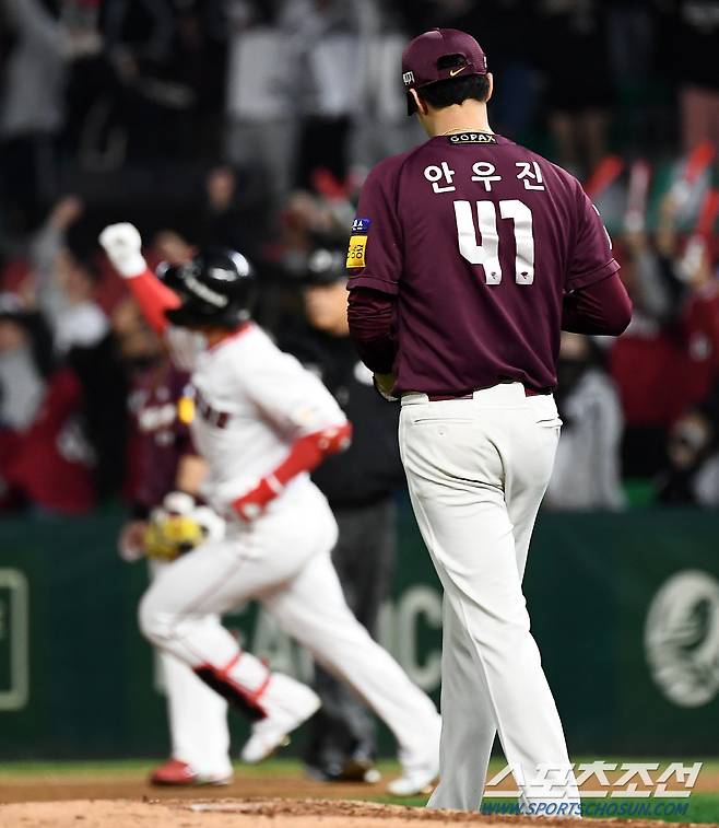 2022 KBO리그 포스트시즌 한국시리즈 1차전 SSG 랜더스와 키움 히어로즈의 경기가 1일 인천 SSG랜더스필드에서 열렸다. 3회말 2사 SSG 최정이 솔로포를 날린 뒤 환호하고 있다. 인천=박재만 기자 pjm@sportschosun.com/2022.11.01/