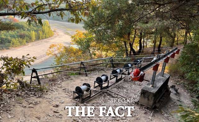 부용대 정상에 콘크리트를 바닥을 고정하고 이를 연결해 쇠파이와 와이어등을 연결해 놓는 어처구니 없는 짓을 저지른 현장을 확인했다./안동=오주섭기자