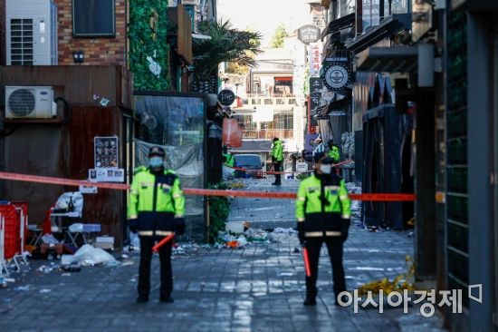 이태원 대형 압사 참사로 인한 국가애도기간이 이어지고 있는 2일 서울 용산구 이태원 참사 현장 일대를 경찰병력이 출입통제 하고 있다./강진형 기자aymsdream@