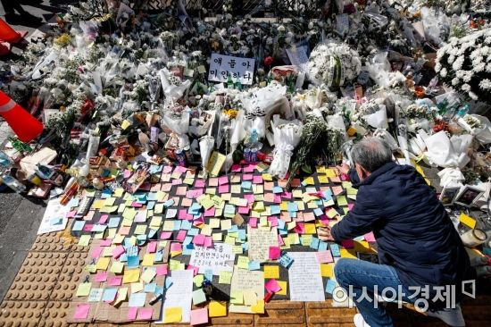 이태원 대형 압사 참사로 인한 국가애도기간이 이어지고 있는 2일 서울 용산구 이태원역 인근에 마련된 추모공간에 추모객들의 발길이 이어지고 있다./강진형 기자aymsdream@