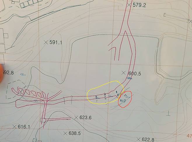 봉화 광산 매몰사고 고립 작업자의 보호자가 1일 언론에 공개한 실측도. 빨간색 동그라미로 표시된 곳이 전날 76㎜ 시추기가 작업을 한 곳. 거리상 25m가량 떨어진 노란색 동그라미로 표시된 곳에 구조 당국이 새로 시추작업을 할 7개 지점이 있다. /연합뉴스