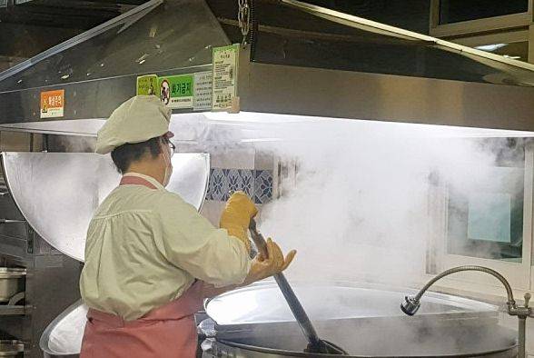 대규모 조리가 이뤄지는 급식실은 환기 시스템이 갖춰져 있긴 하지만, 현재까지 국내에 요리 매연 저감에 대한 과학적 기준은 없어 장기간 요리 매연에 노출될 경우 급식노동자가 폐 관련 질환을 앓을 위험이 큰 상황이다. /뉴스1
