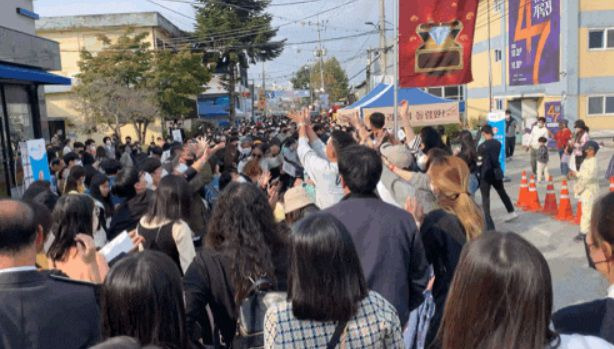 보물찾기 쪽지를 잡기 위해 참가자들이 한 곳에 몰려있다. /온라인 커뮤니티