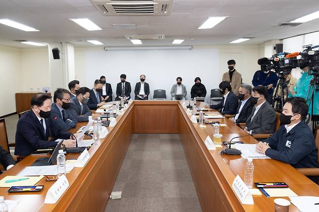 원희룡 국토교통부 장관(오른쪽)이 2일 오전 김포공항에서 11개 국적 항공사 CEO가 참석한 가운데 열린 '항공안전 비상대책 회의'에서 발언하고 있다. /국토교통부