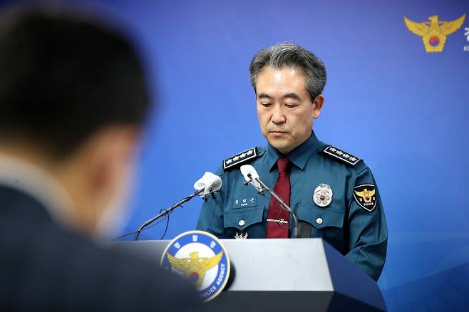 윤희근 경찰청장이 1일 오전 서울 서대문구 경찰청 브리핑룸에서 이태원 사고와 관련해 입장을 밝히고 있다./뉴스1