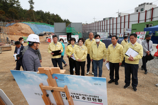 태안군의회가 지난 제290회 태안군의회 임시회 기간 중에 가족복합커뮤니티센터 등 2022년도 주요사업장 현지답사를 실시했다.사진=태안군의회 제공