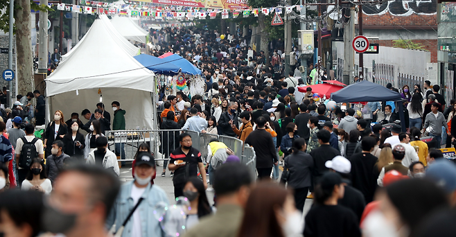 ‘2022 이태원 지구촌 축제’가 열린 16일 오후 서울 용산구 이태원관광특구 일대가 붐비는 가운데 안전 펜스가 설치된 모습. 뉴시스