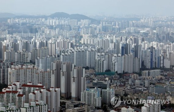 '윤석열 정부의 주택공급대책은?' (서울=연합뉴스) 이지은 기자 = 정부가 국민의 주거안정을 위해 앞으로 5년간 전국에 270만호의 주택을 공급한다. 이를 위해 재건축·재개발 규제가 완화되고 각종 인센티브를 주는 민간도심복합사업 유형이 신설되며 도시계획의 규제를 받지 않는 도시혁신계획구역 도입이 검토된다. 또 수도권 등 직주근접지에 신규택지가 지속적으로 조성되고 무주택 서민에게는 시세의 70% 이하의 가격에 청년원가주택과 역세권 첫 집이 분양된다. 사진은 윤석열 정부가 첫 주택공급대책을 발표한 16일 서울 여의도 스퀘어에서 바라본 아파트 단지. 2022.8.16 jieunlee@yna.co.kr (끝)