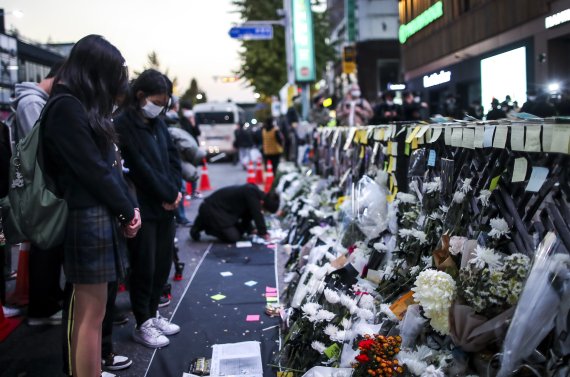 지난 1일 오후 서울 용산구 이태원역에 마련된 추모공간을 찾은 시민들이 희생자들을 추모하고 있다.뉴시스