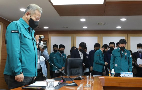 이상민 행정안전부 장관이 2일 서울 종로구 정부서울청사에서 열린 다중 밀집 인파사고 안전확보를 위한 범정부 TF 회의에 앞서 고인에 대한 묵념을 하고 있다. /사진=뉴시스화상