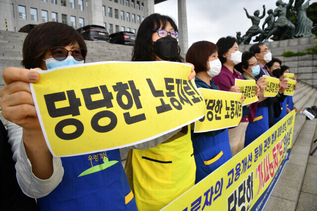 가사노동자단체 회원들이 지난해 5월 서울 여의도 국회에서 가사근로자법 입법 통과를 환영하는 기자회견을 하고 있다. 지난해 5월 제정된 가사근로자법이 오는 16일부터 시행됨에 따라 1953년 근로기준법 제정 이래 69년 동안 노동자로 인정받지 못했던 가사노동자들이 법적 보호를 받게 됐다. 공동취재사진