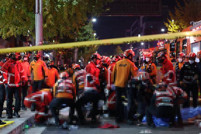 지난달 29일 오후 서울 용산구 이태원에서 입사 사고가 발생해 소방대원들이 구조활동을 벌이고 있다. 연합뉴스
