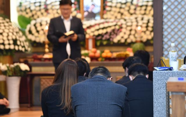 2일 오전 광주 서구 한 장례식장에서 이태원 참사로 숨진 A(26)씨의 발인이 엄수되는 도중 한 유족이 고개를 숙여 흐느끼고 있다. 뉴시스