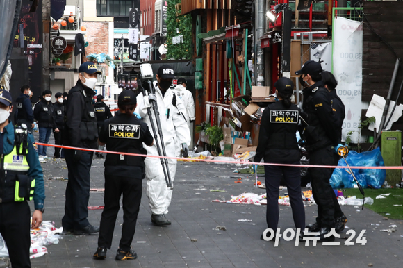 이태원 압사 참사를 수사 중인 서울경찰청 수사본부와 국립과학수사연구원들이 지난달 31일 서울 용산구 이태원 압사 참사 현장을 합동감식하고 있다. [사진=김성진 기자]