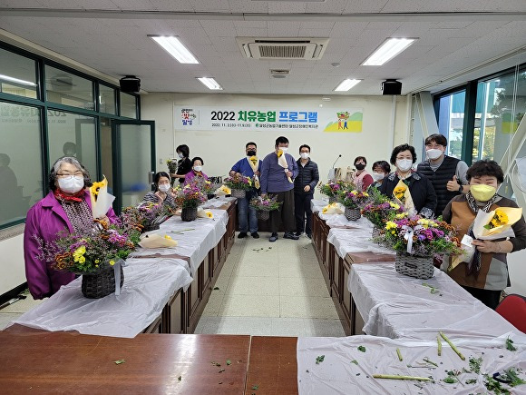 꽃을 만지며 마음을 치유하다 사회적 약자 치유프로그램이 2일 열리고 있다. [사진=달성군]