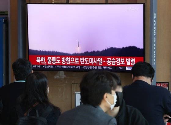 2일 오전 서울역에서 시민들이 북한 탄도미사일 발사 관련 뉴스를 보고 있다. 연합뉴스