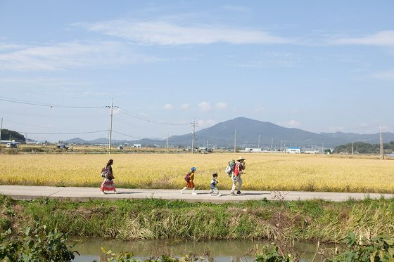 남편 기우(정일우)와 아내 지숙(김슬기), 첫째딸 은이(서이수), 막내아들 택(박다온)이까지, 네 가족은 휴게소 방문객들에게 돈을 빌려 캠핑하듯 유랑하며 살아간다.사진 CJ CGV