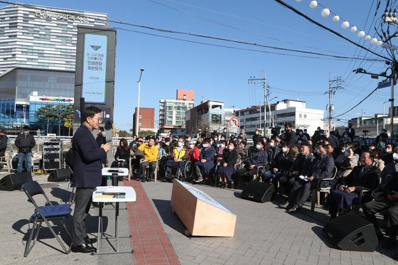 김동연 경기지사가 지난달 25일 경기도 연천군 전곡읍에서 열린 도·시군 합동 타운홀미팅 민생현장 맞손토크에서 인사말하고 있다. 연합뉴스