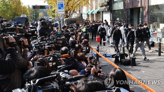 ▲ 31일 오후 국립과학수사연구원 및 경찰 관계자 등이 이태원 압사 참사 현장감식을 위해 서울 용산구 이태원 사고현장으로 들어가고 있다.