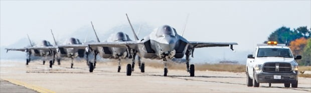 < 美 F-35B 4대 군산기지에 착륙 > 주일 미군 소속 스텔스 전투기 F-35B 4대가 지난달 31일 전북 군산 미 공군기지에 도착해 유도 차량의 도움을 받아 기지 내 주기장으로 이동하고 있다. 미군 F-35B가 국내 기지에 전개된 것은 이번이 처음이다.  미 8전투비행단 홈페이지