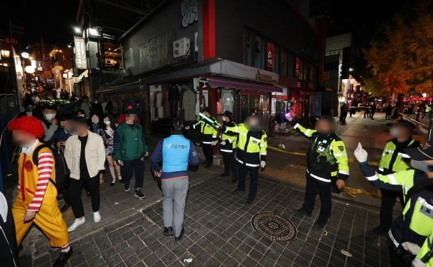 지난달 29일 오후 서울 용산구 이태원동 일대에 핼러윈을 맞아 인파가 몰려 대규모 인명사고가 발생, 경찰이 사고 현장 인근을 통제하고 있다. 사진=연합뉴스