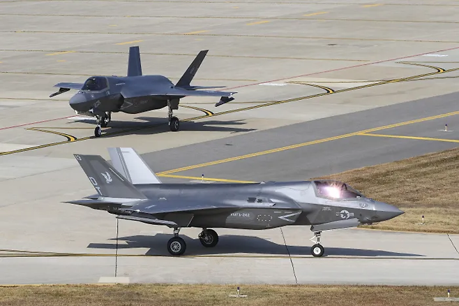 한국에 처음 온 F-35B 한·미 연합공중훈련인 ‘비질런트 스톰’에 참가하는 미국 해병대의 최첨단 스텔스 전투기 F-35B 편대가 군산 기지에 착륙, 주기장으로 이동하는 모습을 공군이 1일 공개했다. 공군 제공