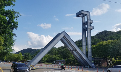 ‘샤’ 문양의 서울대 관악교정의 정문. 경향DB