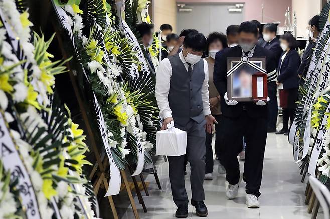 2일 오전 광주 광산구 한 장례식장에서 ‘이태원 압사 참사’ 희생자 가운데 한 명인 40대 변호사의 발인식이 엄수되고 있다. 연합뉴스