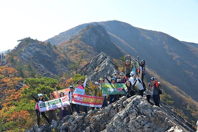 울산환경운동연합 회원들이 지난달 18일 신불산 등산코스인 공룡능선으로 올라 케이블카 설치 반대를 외치고 있다./울산환경련 제공