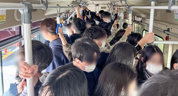 2일 부산 금정구 부산대학교 일원을 순환하는 통학버스가 학교를 향하는 학생들로 발디딜 틈 없이 북적이고 있다. 이원준 기자 windstorm@kookje.co.kr