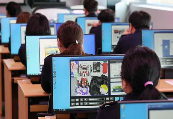 Participants of the 2022 Aviation Security Contest held at the Incheon International Airport's Human Resources Development Center in Yeongjong Island are taking an X-ray reading field test on Wednesday. [YONHAP]