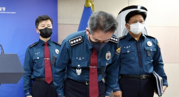 윤희근 경찰청장이 1일 서울 서대문구 경찰청에서 '이태원 참사' 관련 입장을 표명하며 사과하고 있다.   사진=연합뉴스