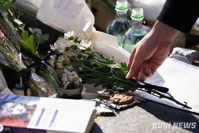 이태원 참사 발생 닷새째인 2일 오후 서울 용산구 이태원역 1번 출구 앞에 마련된 '이태원 참사' 희생자 추모공간에 추모 발길이 이어지고 있다.   사진=임형택 기자