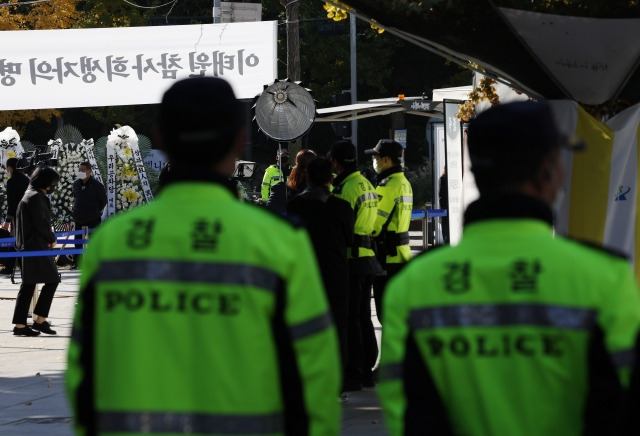 2일 용산구 녹사평역 인근에 마련된 이태원 핼러윈데이 압사 사고 희생자 합동 분향소 앞에 경찰들이 경계근무를 서고 있다. 연합뉴스