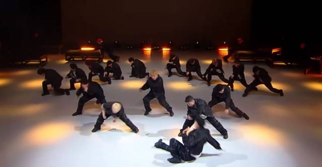 비 엠비셔스의 메가 크루 미션. 엠넷 제공