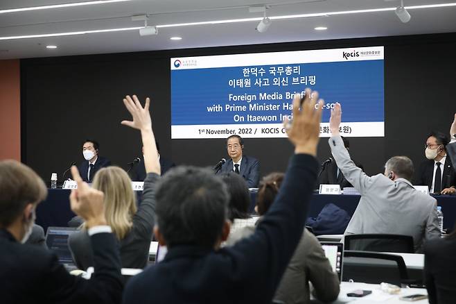 한덕수 국무총리가 지난 1일 오후 서울 중구 프레스센터에서 열린 '이태원 사고' 관련 외신기자 간담회에서 기자들의 질문을 받고 있다. / 사진=총리실 제공