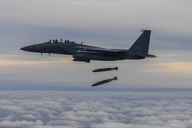 지난달 4일 한미 정밀폭격훈련에 참가한 F-15K가 공대지 합동 직격탄(JDAM)을 투하하는 모습. / 사진 = 합동참모본부 제공