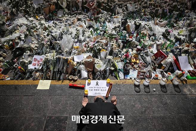 2일 서울 용산구 이태원역 1번 출구에 마련된 이태원 사고 추모공간을 찾은 한 시민이 희생자들 추모하며 절을 올리고 있다. 2022.11.2 [박형기기자]