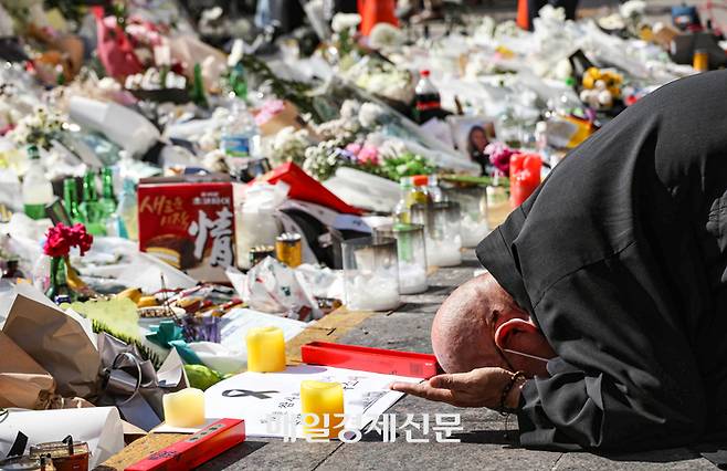 2일 서울 용산구 이태원역 1번 출구에 마련된 이태원 사고 추모공간을 찾은 한 시민이 희생자들 추모하며 절을 올리고 있다. 2022.11.2 [박형기기자]