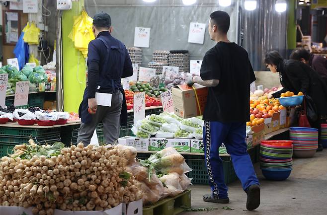 한국은행이 2일 내년 1분기까지 5%대 소비자물가 오름세가 이어질 것으로 전망했다. 서울 시내 전통시장 모습. [연합]